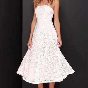 LULU'S BLUSH PINK STRAPLESS LACE MIDI DRESS